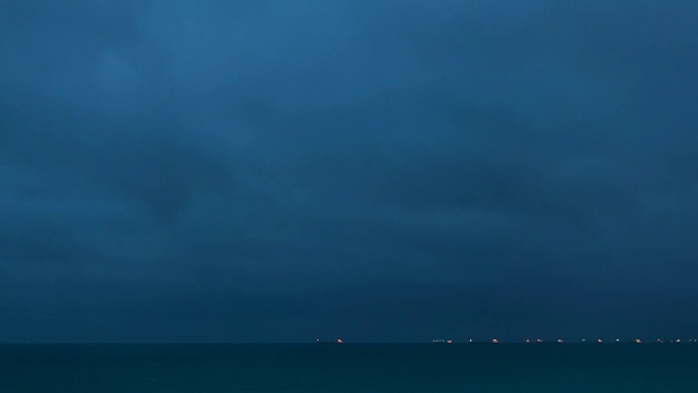 间隔拍摄。傍晚北海上空有雨云。视频素材