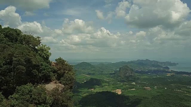 鸟瞰图飞过高山，走向美丽的海景地平线。风景优美的天堂景观4K。视频素材