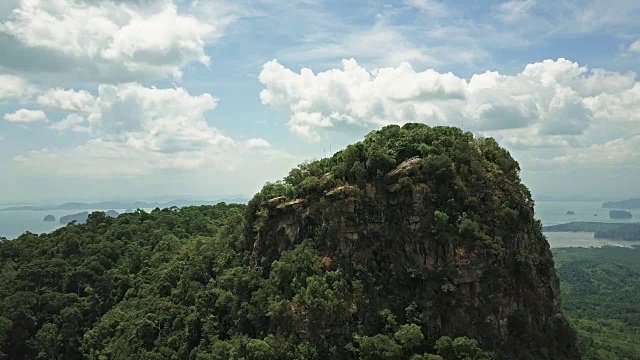 鸟瞰图飞越高山挑。在高高的岩石上打开美丽的海景全景。视频素材