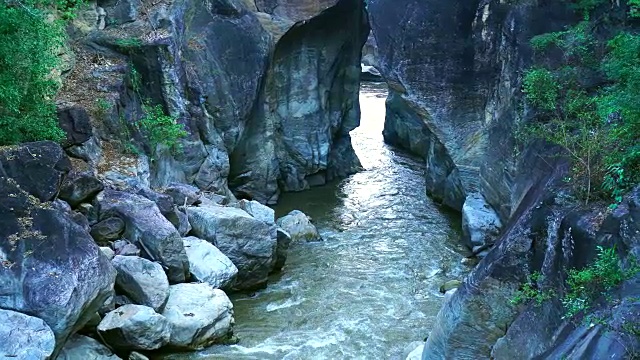 泰国野生丛林森林环境中美丽的瀑布和翠绿的淡水湖池自然风光。令人惊叹的亚洲旅游和冒险景观视频素材