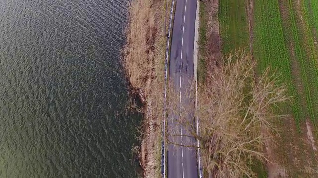 道路，河流和田野-无人机射击视频素材