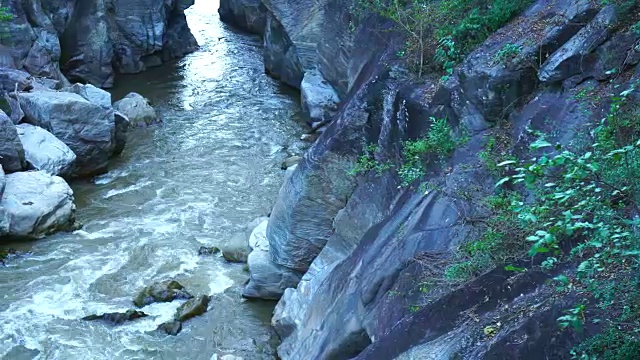 泰国野生丛林森林环境中美丽的瀑布和翠绿的淡水湖池自然风光。令人惊叹的亚洲旅游和冒险景观视频素材