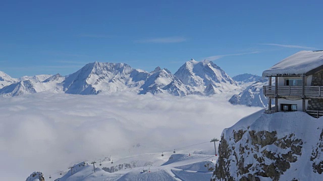 令人叹为观止的全景从右到左雪山和云谷视频素材