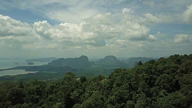 鸟瞰图飞过高山。在高高的岩石上打开美丽的海景全景。视频素材