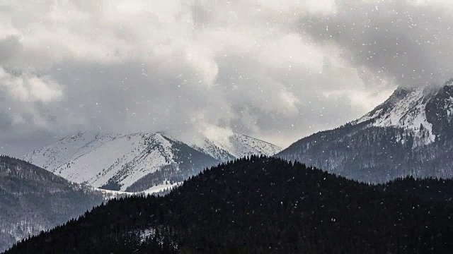 冬天的大暴风雪雪山时间流逝视频素材