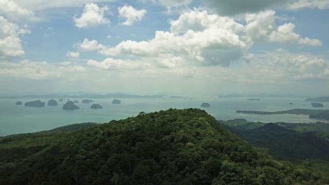 鸟瞰图飞过高山，走向美丽的海景地平线。风景优美的天堂景观4K。视频素材