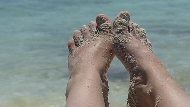 海水沙滩赤足特写视频素材