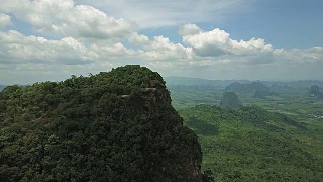 鸟瞰图飞越高山挑。在高高的岩石上打开美丽的海景全景。视频素材