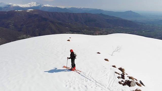 空中:山顶徒步者，滑雪旅游登山雪山，阿尔卑斯山全景，战胜逆境，取得成功视频素材