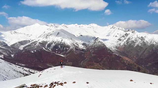 空中:山顶徒步者，滑雪旅游登山雪山，阿尔卑斯山全景，战胜逆境，取得成功视频素材