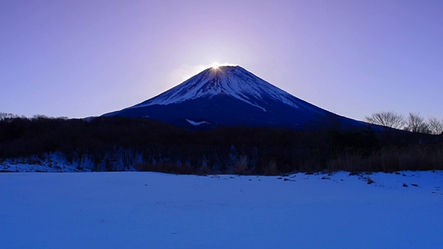 富士ケ嶺からの雪景色のダイヤモンド富士　2018/02/06视频素材