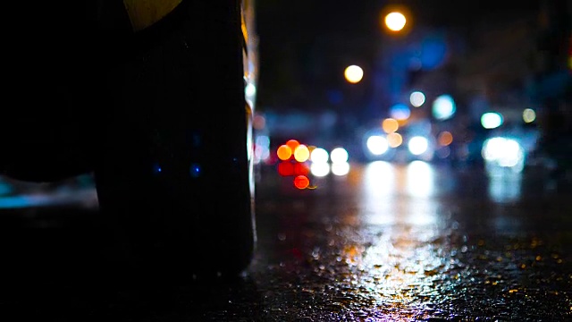 城市车流在城市下雨。视频素材