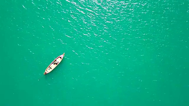 鸟瞰图美丽的热带船在蓝色的海洋在泰国普吉岛视频素材