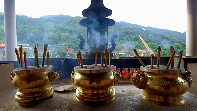 在马来西亚槟城的中国寺庙里，人们在烧香视频素材