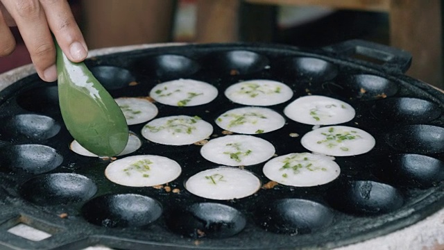 传统泰国甜品“Kanom Krok”视频素材