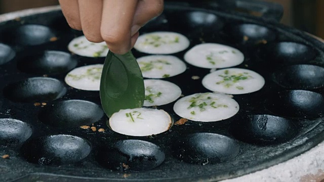 传统泰国甜品“Kanom Krok”视频素材