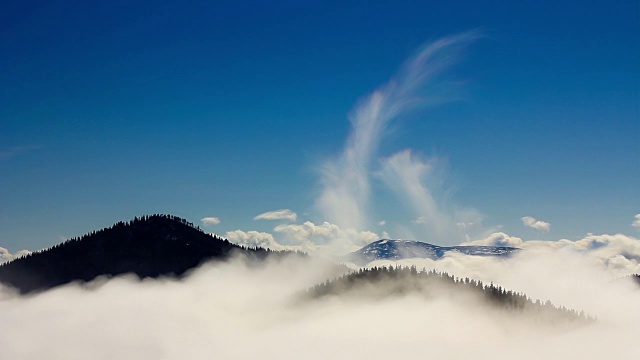 自然的天空和云彩背景。山脉多云覆盖视频素材