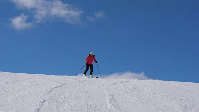 优雅的女子高山滑雪专业雕刻下山在山上视频素材