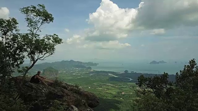 鸟瞰图飞过高山。在高高的岩石上打开美丽的海景全景。视频素材