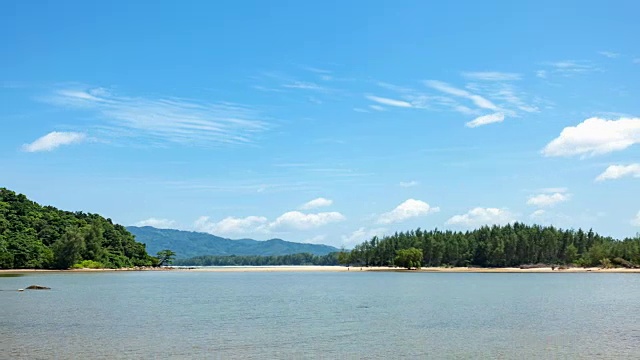 4k时间流逝美丽的热带海洋和晴朗的蓝天，夏季的云，普吉岛视频素材