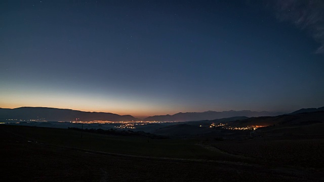 夜晚的天空和小镇的交通时光流逝视频素材