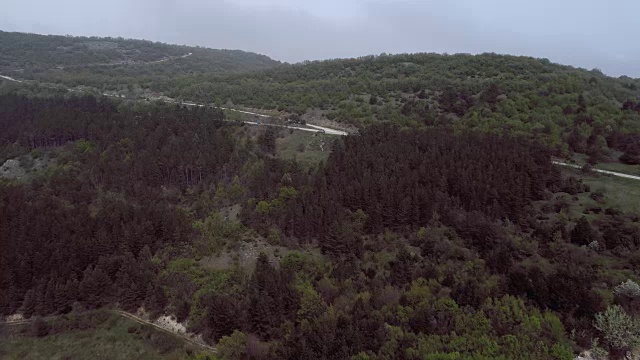 鸟瞰图上弯曲的柏油路与汽车在山区视频素材