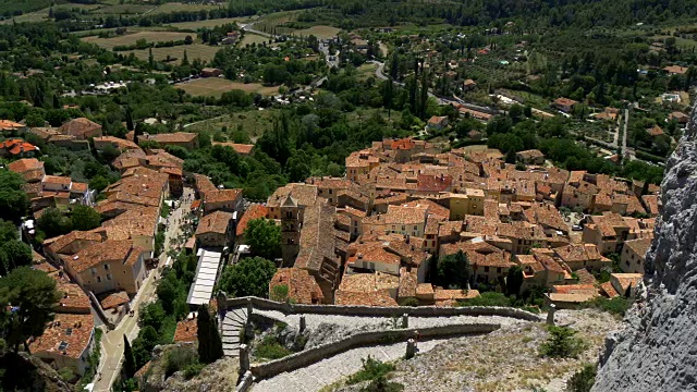 老城的屋顶全景。Moustiers-Sainte-Marie，法国，4K超高清视频素材