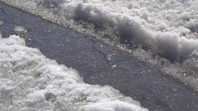 泉水小溪流过沥青路视频素材