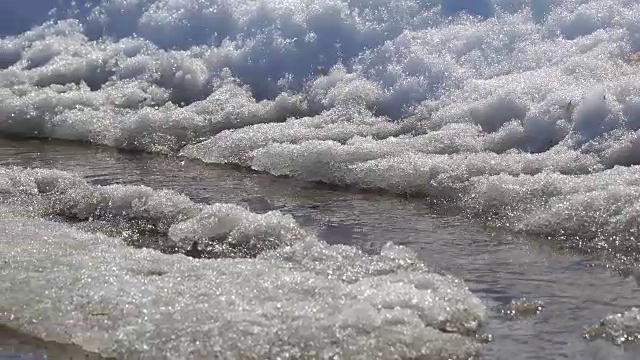 泉水从沥青中流过视频素材