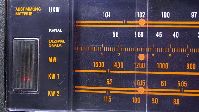 调整模拟无线电拨号频率的规模上的老式接收机视频素材