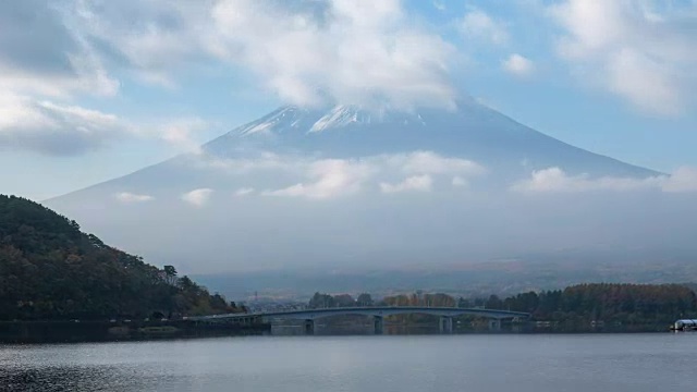 浮云在富士山上空的时间流逝视频素材