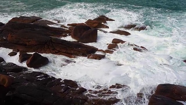 大浪冲击着石滩视频素材