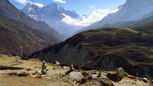 喜马拉雅山脉。风景有雪山，云和步道。滑动拍摄的珠峰基地营地徒步旅行。Sagarmatha国家公园，尼泊尔视频素材