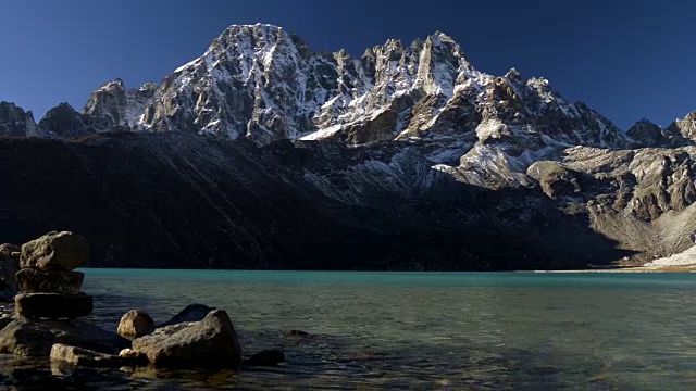 悟空湖和雪山。尼泊尔萨加玛塔国家公园。替身拍摄,4 k视频素材