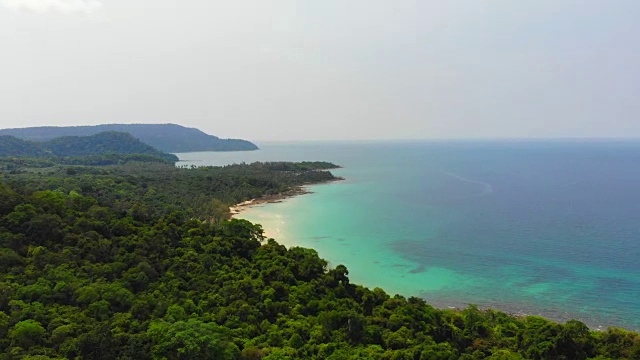 美丽的鸟瞰图热带海滩和海洋与椰子树在天堂岛视频素材