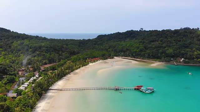 美丽的鸟瞰图热带海滩和海洋与椰子树在天堂岛视频素材