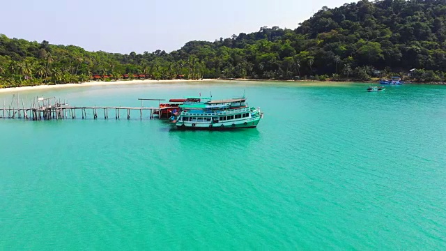 美丽的鸟瞰图热带海滩和海洋与椰子树在天堂岛视频素材