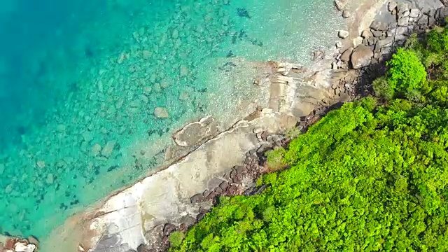 美丽的鸟瞰图热带海滩和海洋与椰子树在天堂岛视频素材