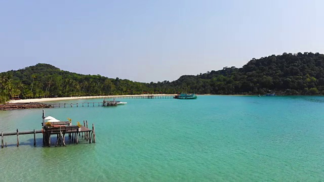 美丽的鸟瞰图热带海滩和海洋与椰子树在天堂岛视频素材