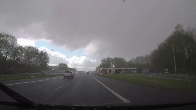 汽车，雨，冰雹，风暴，寒冷视频下载