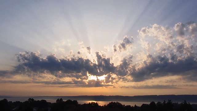 太阳云时间流逝轻湖视频素材