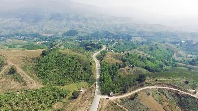 鸟瞰图公路上的山口。视频素材