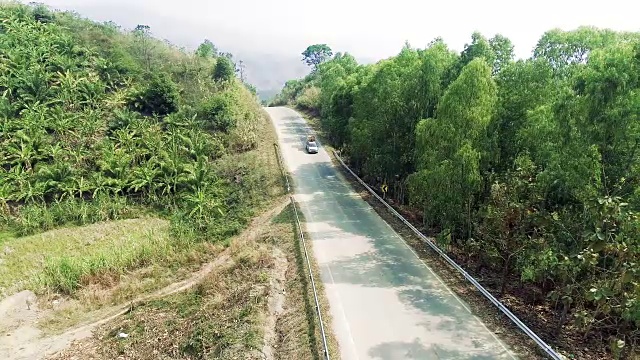 鸟瞰图公路上的山口。视频素材