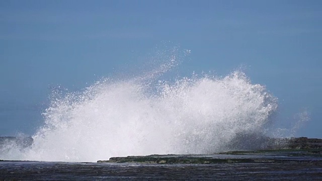 慢镜头海浪撞击海岸岩石，溅起巨大水花视频素材