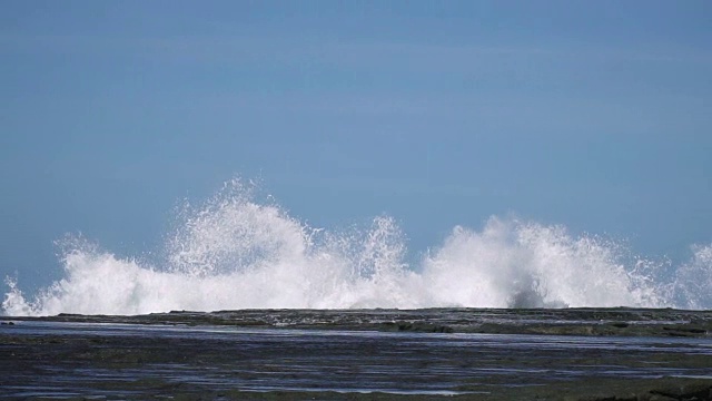 慢镜头海浪撞击海岸岩石，溅起巨大水花视频素材