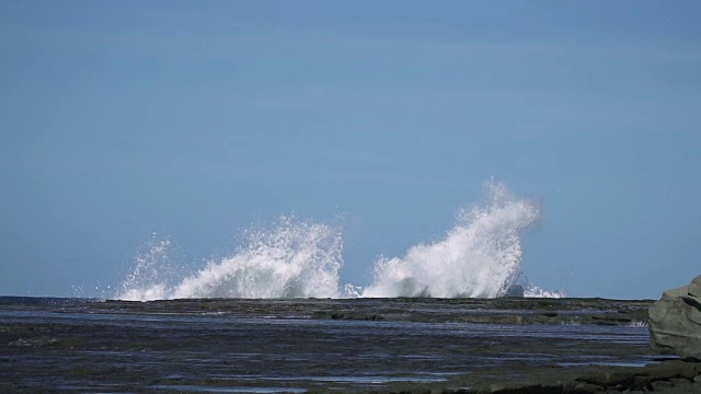 慢镜头海浪撞击海岸岩石，溅起巨大水花视频素材