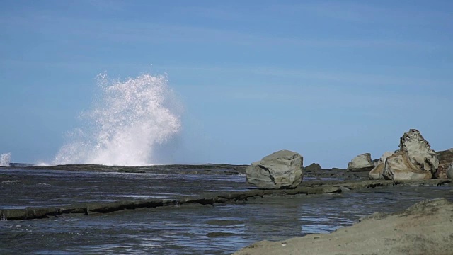 慢镜头海浪撞击海岸岩石，溅起巨大水花视频素材