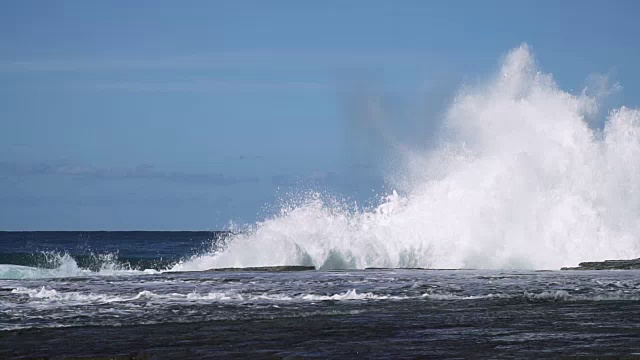 慢镜头海浪撞击海岸岩石，溅起巨大水花视频素材