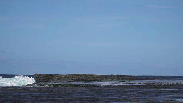 慢镜头海浪撞击海岸岩石，溅起巨大水花视频素材