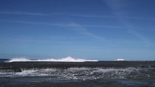 慢镜头海浪撞击海岸岩石，溅起巨大水花视频素材